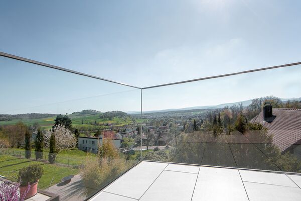 Glasbrüstung Balkon Einfamilienhaus Bülach