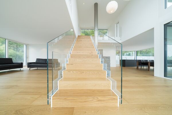 Moderne Holz-Glas-Treppe in Innenraum